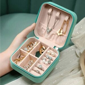Travel jewelry case